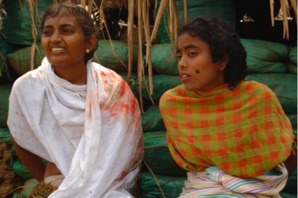 එල්.ටී.ටී.ඊ. මාධ්‍යවේදිනී ඉසේයිප්‍රියාට ලිංගික අතවර කළේ කවුද? සුදු කොඩි රැගෙන යටත් වූවන් සමූල ඝාතනය කළේ කවුද? | Sarath Fonseka Calls For War Crimes Probe