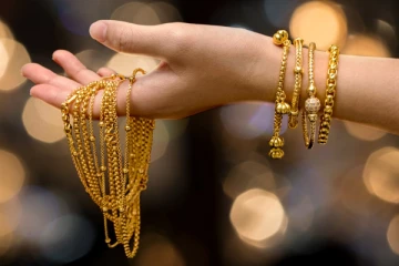 எந்த ராசிக்கு தங்க நகை அணியும் அதிர்ஷ்டம் இருக்கு! யார்  யாரெல்லாம் தங்கத்தை தொடக் கூட  கூடாது?