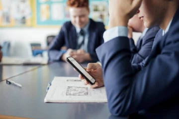 பிரித்தானியாவில் பாடசாலை ஆசிரியர்களை எரிச்சலூட்டிய மொபைல் போன்கள்!