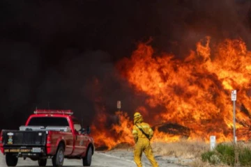 அமெரிக்காவின் லாஸ் ஏஞ்சல்ஸ் அருகே பரவிய புதிய காட்டுத்தீ!