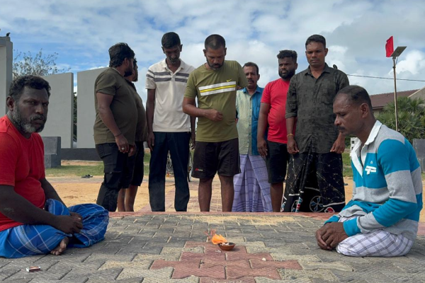 முல்லைத்தீவு கடற்கரையில் மாவீரர்களுக்கு அஞ்சலி | Tribute To Heroes On Mullaitivu Beach