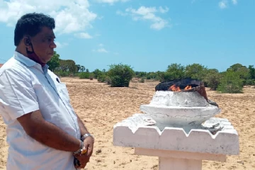 நெருக்கடிகளுக்கு மத்தியிலும் முள்ளிவாய்க்காலில் விளக்கேற்றிய சிவாஜிலிங்கம்!!