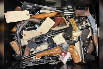 கனடாவில் வீடொன்றிலிருந்து மீட்கப்பட்ட பெருந்தொகை ஆயுதங்கள்