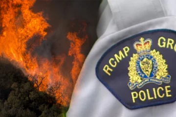 கனேடிய மாகாணம் ஒன்றில் காட்டுத்தீயின் பின்னணியில் ஒரு பெண்: பொலிஸ் நடவடிக்கை