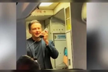 விமானத்தை அரசியல் மேடையாக்கிய கனேடிய எதிர்க்கட்சித் தலைவர்!