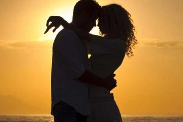 விளையாட்டாக இறுக்கி அணைத்த நண்பர்! வலியால் துடித்த இளம்பெண்: நீதிமன்றம் அதிரடி தண்டனை