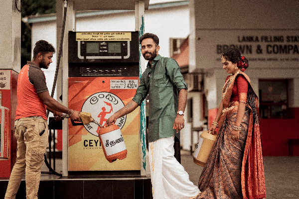 இலங்கை ஜோடிக்கு ஏற்பட்ட பரிதாபம்.... அவலத்தை போட்டோ சூட்டில் அம்பலப்படுத்திய மணமக்கள்! | Sri Lanka Current Situation Viral Photoshoot