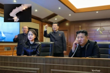 5000 டன் எடையுள்ள புதிய கப்பலில்..பாய்ந்த ஏவுகணை: மகளுடன் மேற்பார்வையிட்ட கிம் (வீடியோ)