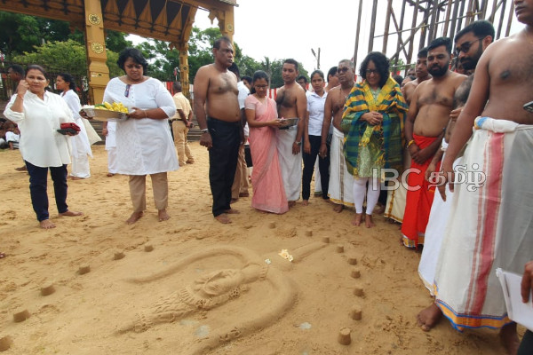 பிரதமர் ஹரிணி நல்லூரில் பார்த்து வியந்த மணல் சிற்பம்! | Pm Harini Was Amazed By The Nallur Sand Sculpture