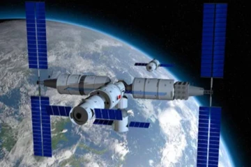 முதல்முறையாக  3 வீரா்களை விண்வெளி நிலையத்துக்கு அனுப்பி சீனா சாதனை!