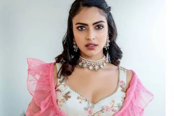 பொது நிகழ்ச்சிக்கு படு மோசமான கிளாமர் உடையில் வந்த நடிகை அமலாபால்- திட்டித் தீர்க்கும் ரசிகர்கள்