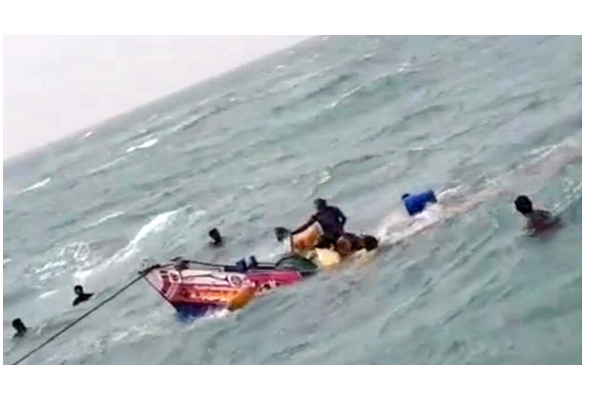 அசானி புயலால் நடுக்கடலில் சிக்கி உயிருக்கு போராடி 9 மீனவர்கள் - பதற வைக்கும் அதிர்ச்சி சம்பவம் | Asani Storm