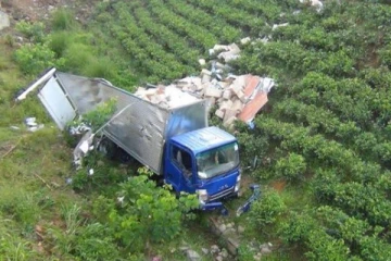 40 அடி பள்ளத்தில் கவிழ்ந்த லொறி; 22 பெரின் நிலை