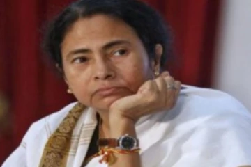 மேற்கு வங்க முதல்வர் மம்தா பானர்ஜி மர்ம நபர்களால் தாக்கப்பட்டு மருத்துவமனையில் அனுமதி