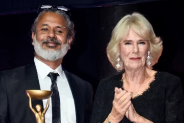 ராணி கமிலாவிடம் விருது வாங்கிய இலங்கை எழுத்தாளர்!