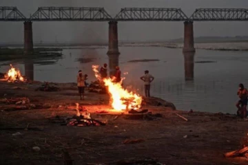 கங்கை நதியில் சடலங்களை எரித்த காவலர்கள் பணியிடை நீக்கம்