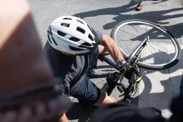 சைக்கிளில் இருந்து நிலை தடுமாறி கீழே விழுந்த அமெரிக்க அதிபர்!