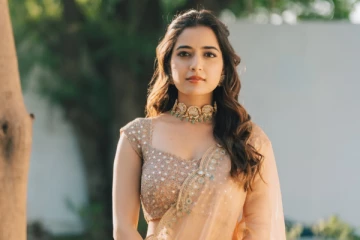 தாவணியில் செம கியூட் போஸ் கொடுத்த ஆஷிகா ரங்கநாதன்