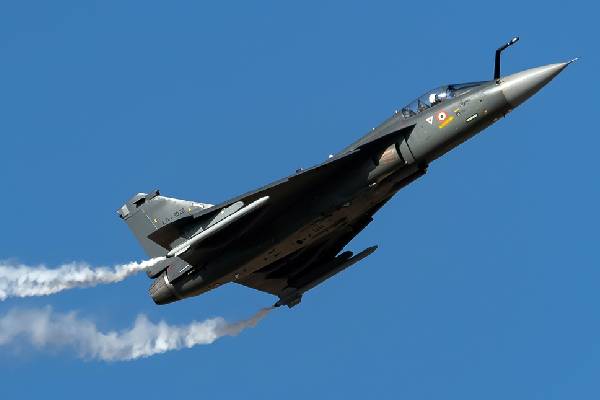 தேஜாஸ் விபத்து... இந்தியாவின் போர் விமான ஏற்றுமதி நம்பிக்கையில் விழுந்த பேரிடி | Tejas Crash Dampens Export Hopes