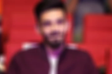 வெளிநாட்டு கச்சேரியில் அந்த பாடகியுடன் தனி ரூமில் கச்சேரி நடத்தும் இசையமைப்பாளர்