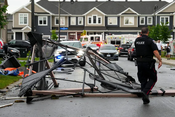 கனடிய தலைநகரை தாக்கிய சூறாவளி.. | Ottawa Suburban Neighbourhood Damaging 125 Homes