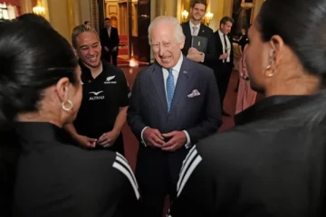 மன்னர் சார்லசிடம் இளம்பெண்கள் ஆசைப்பட்டு கேட்ட விடயம்: மகிழவும் நெகிழவும் வைத்த மன்னர்