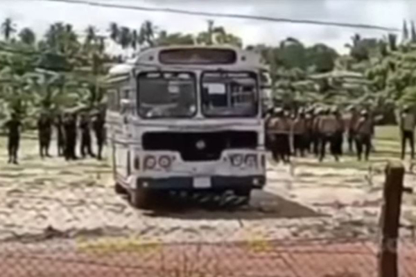 போராட்டக்காரர் மீது தாக்குதல் நடத்துவதற்கு படையினருக்கு பயிற்சி- அம்பலப்படுத்திய துமிந்த! - ஐபிசி தமிழ்