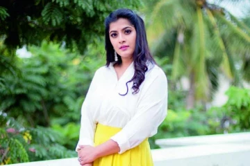 இலங்கைக்கு செம ஜாலியாக டூர் சென்ற நடிகை வரலட்சுமி- எங்கெல்லாம் சென்றுள்ளார் பாருங்க, வீடியோ