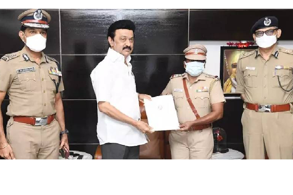 ஒட்டுமொத்த தமிழர்களின் மனங்களை வென்ற ராஜேஸ்வரி: யார் இவர் தெரியுமா? | Rajeswari Police Officer Kind Hearted Women Hero