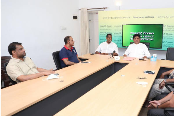 முஸ்லிம் நாடாளுமன்ற உறுப்பினர்களை சந்தித்த சஜித்: ஆதரவு திரட்டுவது தொடர்பில் பேச்சு (படங்கள்) | Sajid Met Members Who Supported 20Th Amendment