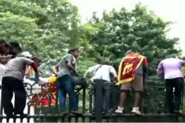 போராட்டகாரர்களின் கட்டுப்பாட்டில் வந்த ஜனாதிபதியின் மாளிகை - கொழும்பில் பதற்றம்