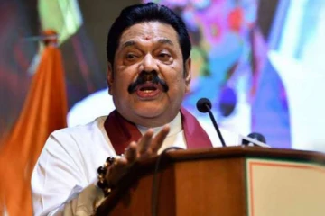 ஆளும் கட்சியின் கூட்டத்தில் பிரதமர் செய்த விசேட காரியம்