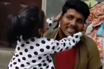 குட்டி தேவதையின் ஒற்றை புன்னகைக்காக ஏழை தந்தை செய்த செயல்! கண்களை குளமாக்கும் காட்சி