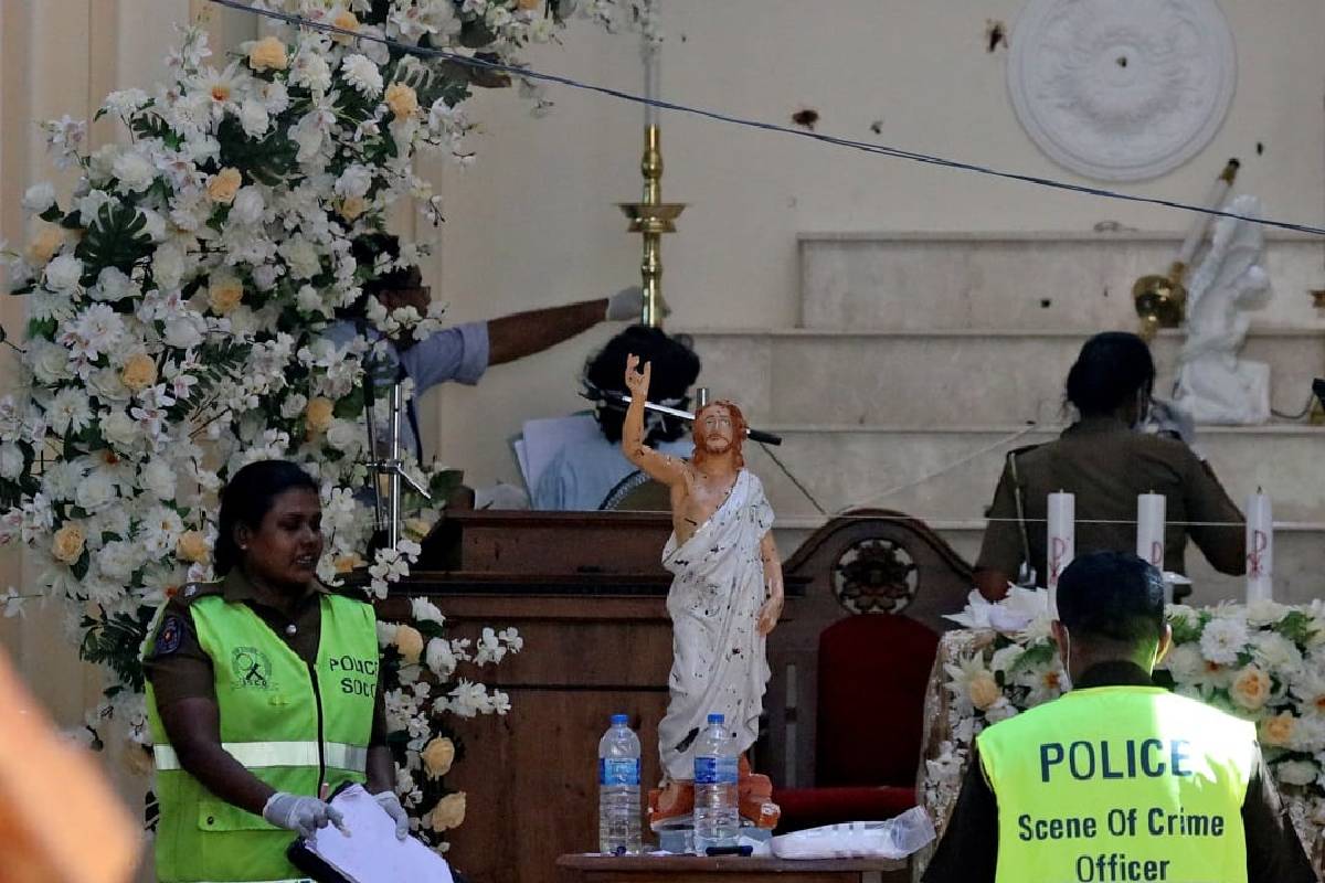 ஈஸ்டர் குண்டு தாக்குதல் தொடர்பில் கோட்டாயவிடம் வினா எழுப்பிய பெண் ஊடகவியலாளருக்கு நேர்ந்த கதி! | Gotabaya Rajapaksa Easter Attack In Sri Lanka