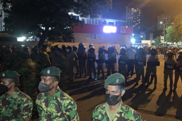 அலரி மாளிகையில் ஆர்ப்பாட்டத்தில் ஈடுபட்டவர் மீது தாக்குதல் நடத்தியமையால் குழப்ப நிலை (video)