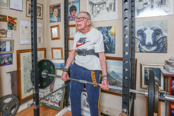 பிரித்தானியாவில் 86 வயது நபர் படைத்த உலக சாதனை! | World Record Set By 86 Year Old Man In Britain