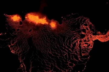 நரகத்தில் இருந்து வந்த பூனை? இணையத்தை அதிர்ச்சியாக்கிய எரிமலை வெடிப்பு!