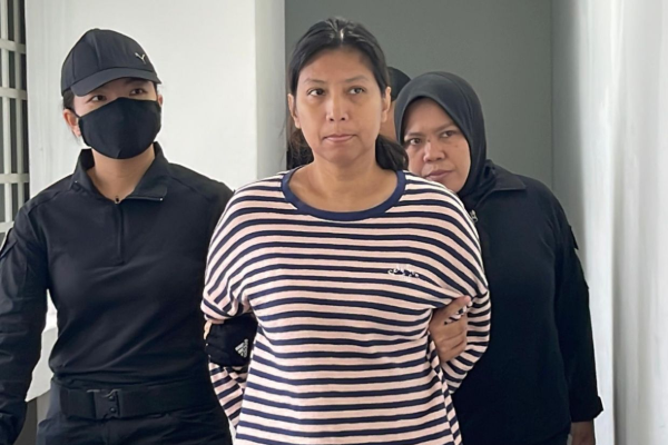 மன்னரைக் கட்டியணைக்க முயன்ற பெண்ணுக்கு தண்டனை | Women Arrested For Tries To Hug Malaysia King