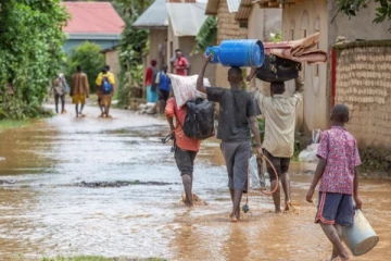 ஆப்பிரிக்க நாடுகளில் வரலாறு காணாத கனமழை: நிலச்சரிவில் சிக்கி 135 பேர் பரிதாபமாக உயிரிழப்பு