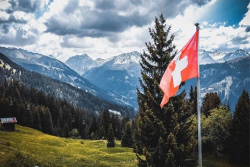 சுவிஸ் குடியுரிமை பெறுவது எப்படி? பயனுள்ள சில தகவல்கள்