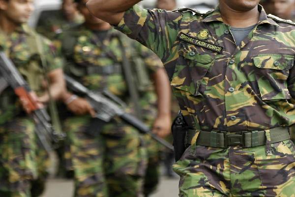 போலி நோட்டைக் கொடுத்து ஏமாற்றிய சிப்பாய்கள்! | Soldiers Cheated By Giving Fake Notes