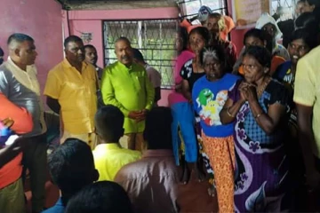 பூண்டுலோயா தீ விபத்தில் பாதிக்கப்பட்ட குடும்பங்களை சந்தித்த இராதாகிருஷ்ணன்