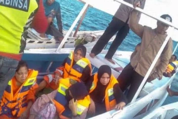 நடுக்கடலில் கவிழ்ந்து விபத்துக்குள்ளான படகு: தேடும் பணி தீவிரம்