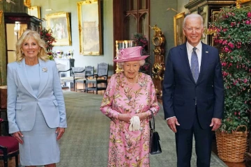 பிரித்தானிய மகாராணியின் மறைவு ;  இரங்கல் புத்தகத்தில் கையெழுத்திட்ட அமெரிக்க அதிபர்