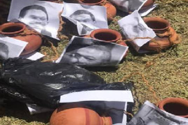 காலிமுகத்திடலில் உறியில் தொங்கிய ராஜபக்ஷக்கள்...வெளியான புகைப்படங்கள் | Rajapaksas Hanging In Air At Foot Of The Stairs காலிமுகத்திடலில் உறியில் தொங்கிய ராஜபக்ஷக்கள்...வெளியான புகைப்படங்கள் | Rajapaksas Hanging In Air At Foot Of The Stairs