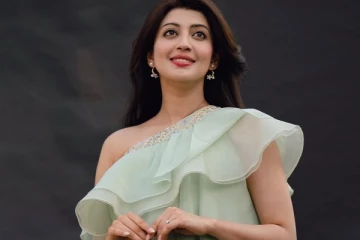 நடிகை பிரணிதா ஷார்ட் உடையில் அசத்தல் போஸ்