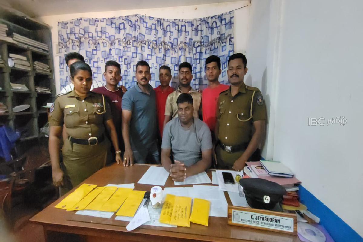 மட்டுவில் பன்றித்தலைச்சி அம்மன் ஆலயத்தில் தாலிக்கொடி அறுத்த பெண் உட்பட மூவர் கைது! | Woman Arrested For Stealing Jewelry Jaffna Temple மட்டுவில் பன்றித்தலைச்சி அம்மன் ஆலயத்தில் தாலிக்கொடி அறுத்த பெண் உட்பட மூவர் கைது! | Woman Arrested For Stealing Jewelry Jaffna Temple