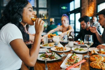 இந்த நேரத்தில் இரவு உணவு சாப்பிடுவது புற்றுநோய் தாக்கும் ஆபத்தை அதிகரிக்குமாம்! ஜாக்கிரதை