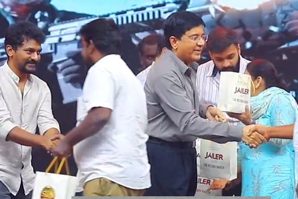 ஜெயிலர் படக்குழு 300 பேருக்கு சன் பிக்சர்ஸ் கொடுத்த காஸ்ட்லி கிப்ட்! போட்டோவுடன் இதோ | Sun Pictures Gift Gold Coin To Jailer Team