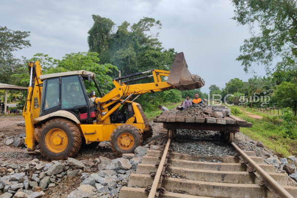 வவுனியாவில் சேதமடைந்த தொடருந்து பாதைகளை பார்வையிட்ட பிரதி அமைச்சர் | Deputy Minister Inspects Railway Tracks Vavuniya வவுனியாவில் சேதமடைந்த தொடருந்து பாதைகளை பார்வையிட்ட பிரதி அமைச்சர் | Deputy Minister Inspects Railway Tracks Vavuniya